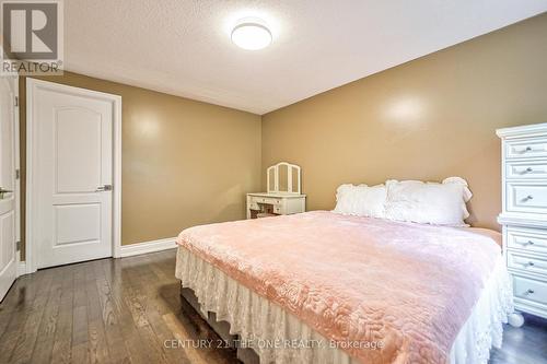 22 Brightway Crescent, Richmond Hill, ON - Indoor Photo Showing Bedroom