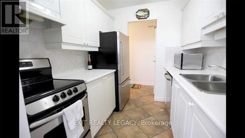 304 - 555 Wilson Hts Boulevard, Toronto, ON - Indoor Photo Showing Kitchen With Double Sink