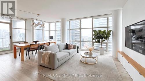 4202 - 10 Navy Wharf Court, Toronto, ON - Indoor Photo Showing Living Room
