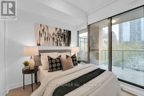 310 - 18 Yorkville Avenue, Toronto, ON - Indoor Photo Showing Bedroom
