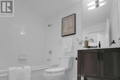 310 - 18 Yorkville Avenue, Toronto, ON - Indoor Photo Showing Bathroom