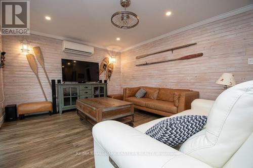 960 Westlake Drive, Smith-Ennismore-Lakefield, ON - Indoor Photo Showing Living Room
