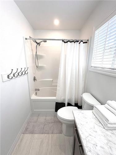 41 Kendell Lane, Ingersoll, ON - Indoor Photo Showing Bathroom