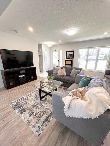 41 Kendell Lane, Ingersoll, ON - Indoor Photo Showing Living Room