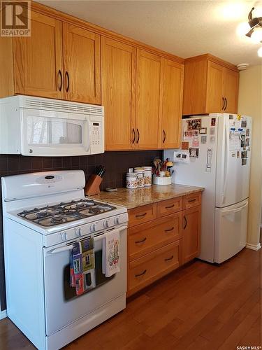 325 Ruby Drive, Hitchcock Bay, SK - Indoor Photo Showing Kitchen