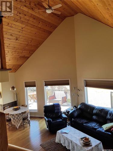 325 Ruby Drive, Hitchcock Bay, SK - Indoor Photo Showing Living Room