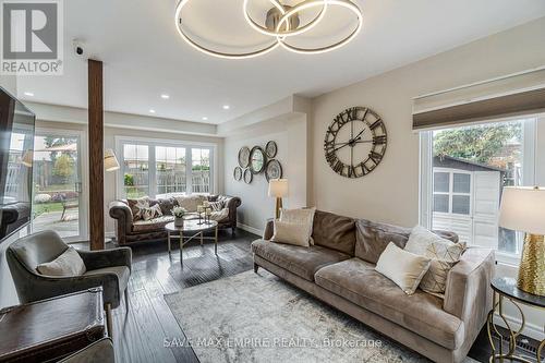 2046 Glenada Crescent, Oakville, ON - Indoor Photo Showing Living Room