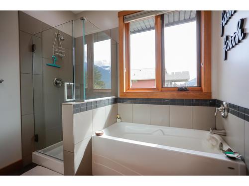 305 Mountainview Drive, Nelson, BC - Indoor Photo Showing Bathroom