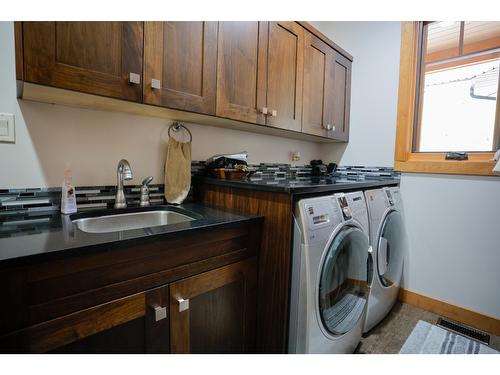 305 Mountainview Drive, Nelson, BC - Indoor Photo Showing Laundry Room