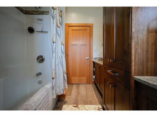 305 Mountainview Drive, Nelson, BC - Indoor Photo Showing Bathroom
