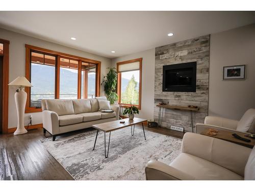 305 Mountainview Drive, Nelson, BC - Indoor Photo Showing Living Room With Fireplace