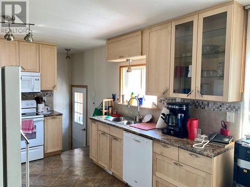 9112 Calverley Crescent, Dawson Creek, BC - Indoor Photo Showing Kitchen With Double Sink