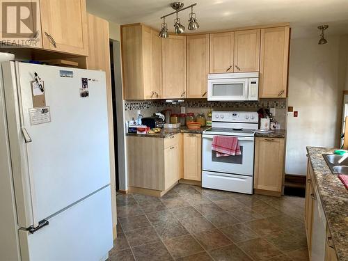 9112 Calverley Crescent, Dawson Creek, BC - Indoor Photo Showing Kitchen With Double Sink