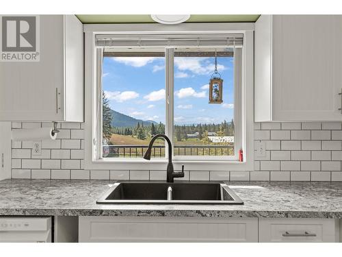 3311 Yankee Flats Road, Salmon Arm, BC - Indoor Photo Showing Kitchen With Double Sink With Upgraded Kitchen