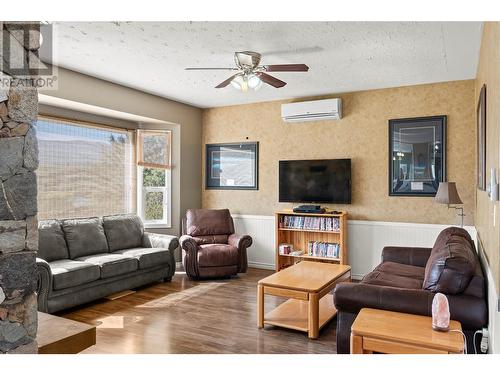 3311 Yankee Flats Road, Salmon Arm, BC - Indoor Photo Showing Living Room