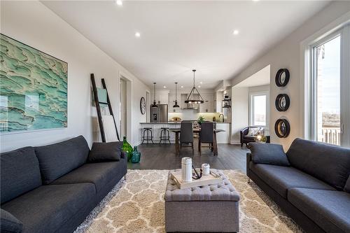 156 Shoreview Drive, Welland, ON - Indoor Photo Showing Living Room