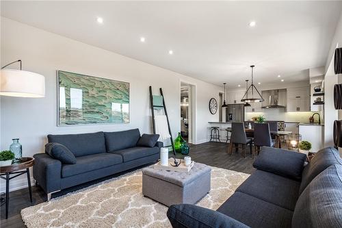 156 Shoreview Drive, Welland, ON - Indoor Photo Showing Living Room