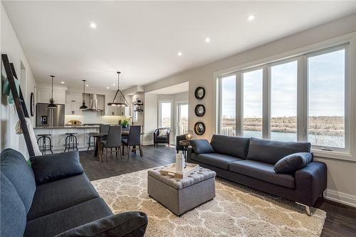 156 Shoreview Drive, Welland, ON - Indoor Photo Showing Living Room