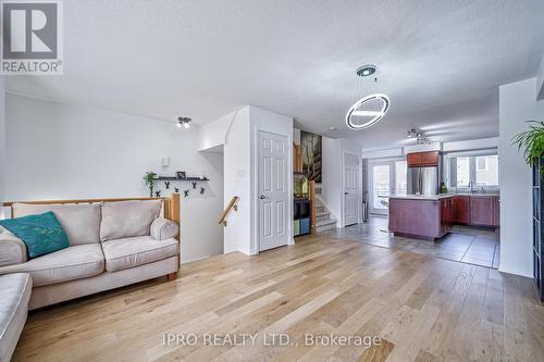 189 Lewis Honey Drive, Aurora, ON - Indoor Photo Showing Living Room
