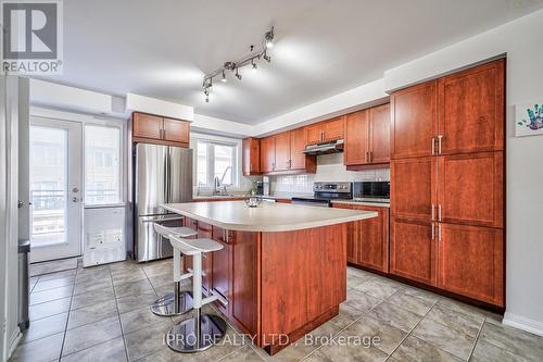 189 Lewis Honey Drive, Aurora, ON - Indoor Photo Showing Kitchen