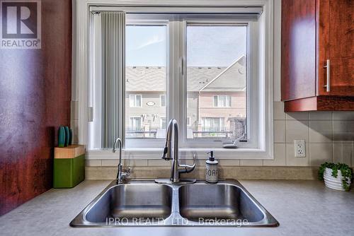189 Lewis Honey Drive, Aurora, ON - Indoor Photo Showing Kitchen With Double Sink