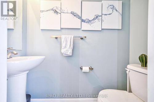 189 Lewis Honey Drive, Aurora, ON - Indoor Photo Showing Bathroom
