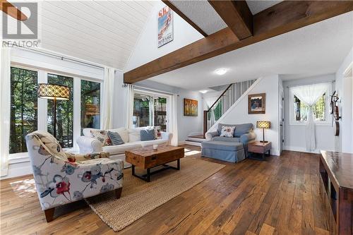 60 Pinehaven Lane, Perth Road, ON - Indoor Photo Showing Living Room