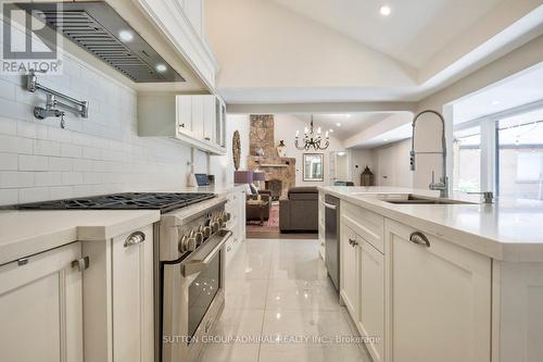41 William'S Court, King, ON - Indoor Photo Showing Kitchen With Upgraded Kitchen