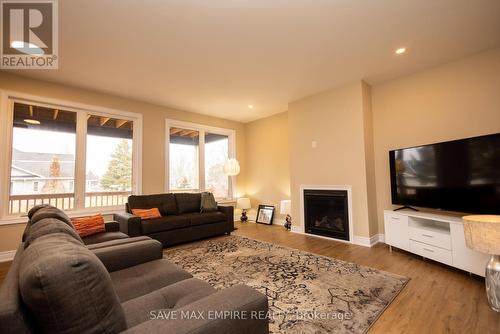 3028 Thunder Bay Road, Fort Erie, ON - Indoor Photo Showing Living Room With Fireplace