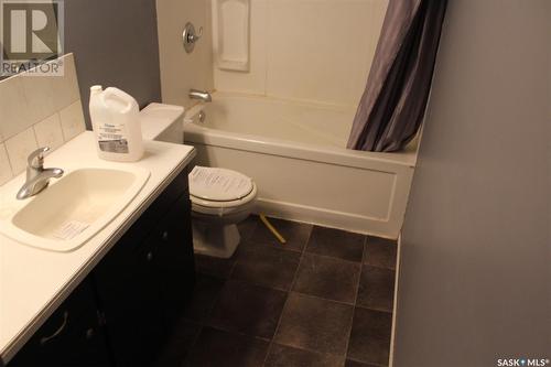 315 7Th Avenue Se, Weyburn, SK - Indoor Photo Showing Bathroom