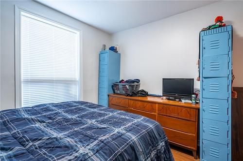 149 Strathcona Avenue N, Hamilton, ON - Indoor Photo Showing Bedroom
