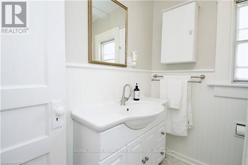 15 Robinson Avenue, Guelph, ON - Indoor Photo Showing Bathroom