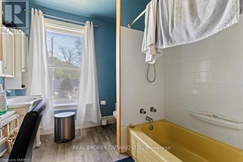 119 Ontario Street, Guelph, ON - Indoor Photo Showing Bathroom