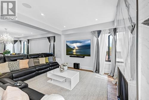 60 North Riverdale Drive, Caledon, ON - Indoor Photo Showing Living Room