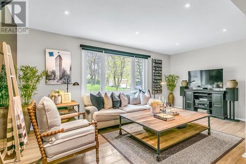 22 Stonedale Placeway, Toronto, ON - Indoor Photo Showing Living Room