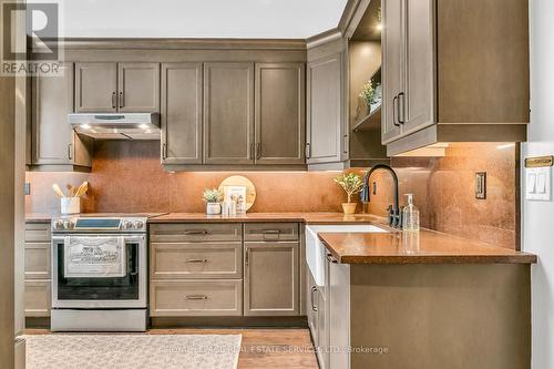 22 Stonedale Placeway, Toronto, ON - Indoor Photo Showing Kitchen With Upgraded Kitchen