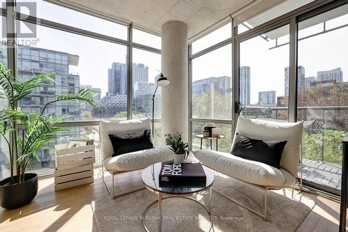 730 - 55 Stewart Street, Toronto, ON - Indoor Photo Showing Living Room
