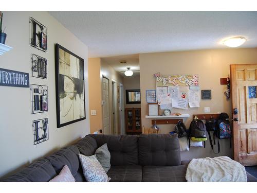 1511 Robertson Avenue, Nelson, BC - Indoor Photo Showing Living Room