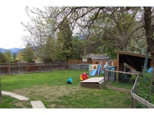 1511 Robertson Avenue, Nelson, BC - Outdoor With Backyard