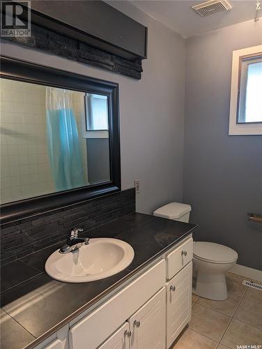 5201 1St Avenue, Regina, SK - Indoor Photo Showing Bathroom