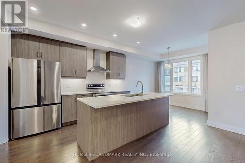 201 Vermont Avenue, Newmarket, ON - Indoor Photo Showing Kitchen With Upgraded Kitchen
