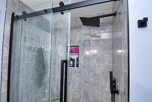 100 Stone Church Road E, Hamilton, ON - Indoor Photo Showing Bathroom