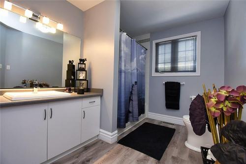 100 Stone Church Road E, Hamilton, ON - Indoor Photo Showing Bathroom