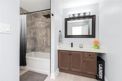 227 Penny Lane, Stoney Creek, ON - Indoor Photo Showing Bathroom