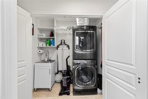 227 Penny Lane, Stoney Creek, ON - Indoor Photo Showing Laundry Room