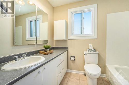 2210 Loyola Avenue Unit#31, Gloucester, ON - Indoor Photo Showing Bathroom