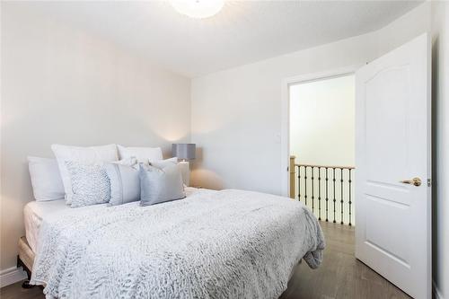 109 Peachwood Crescent, Stoney Creek, ON - Indoor Photo Showing Bedroom