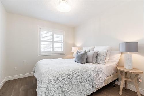 109 Peachwood Crescent, Stoney Creek, ON - Indoor Photo Showing Bedroom