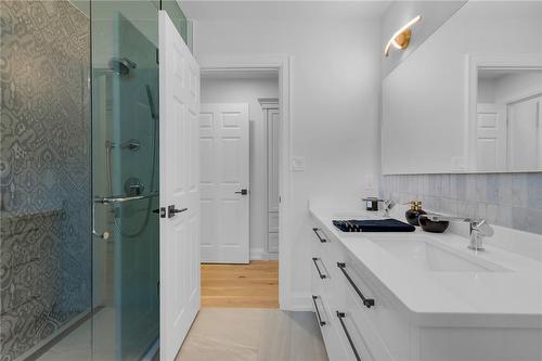 83 Dorchester Drive, Grimsby, ON - Indoor Photo Showing Bathroom