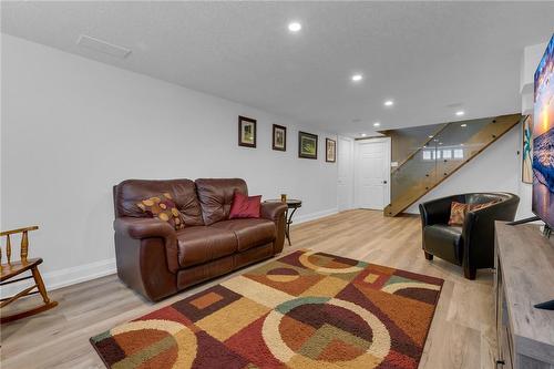 83 Dorchester Drive, Grimsby, ON - Indoor Photo Showing Living Room